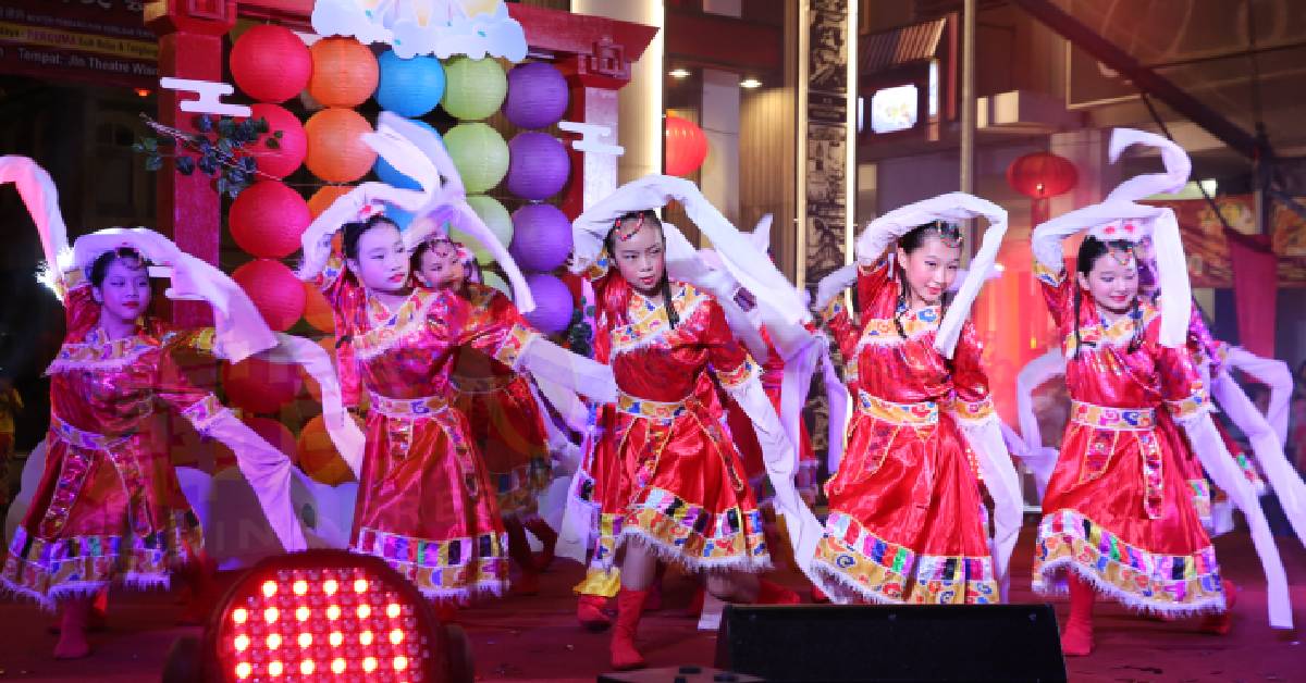 育华华小学生受邀表演舞蹈。