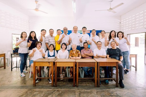 难得相聚,大同学们与当年的级任老师黄淑珍(前排左4)合照留念;前排左3为陈金凤。