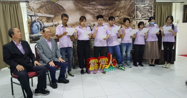 李志浩（坐者右起）与林富源，联合为青年团新届理事主持监誓仪式。