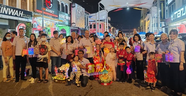配合中秋节到来，霹雳惠州会馆也举行提灯游行，获会员及子女踊跃参与，当中一些小孩子也穿上传统服饰，令活动更生色。