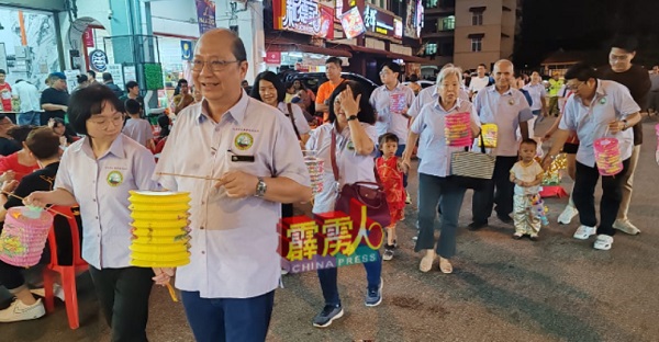 李志浩（前排右）兼着女儿兼青年团理事李康悦的手，一同率领会员及家眷参与提灯游行，温韾欢愉。