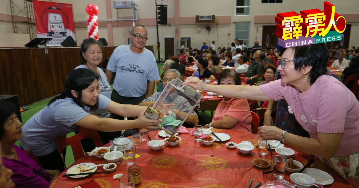 团队现场向出在席者募捐，反应热烈。