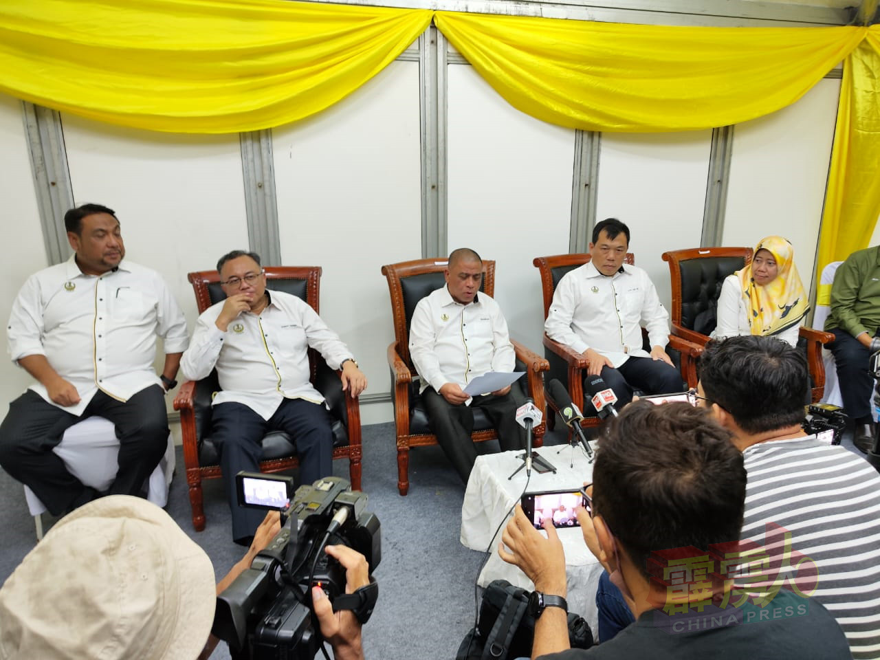 沙拉尼（左3）在记者会上，表明霹雳州生产的本地白米，足够供应州民。