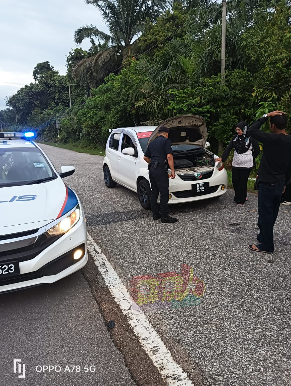 警察巡逻队伍于上週日在江沙万浓路，发现一名女车主因轿车抛锚而不知所措，马上施以援手。