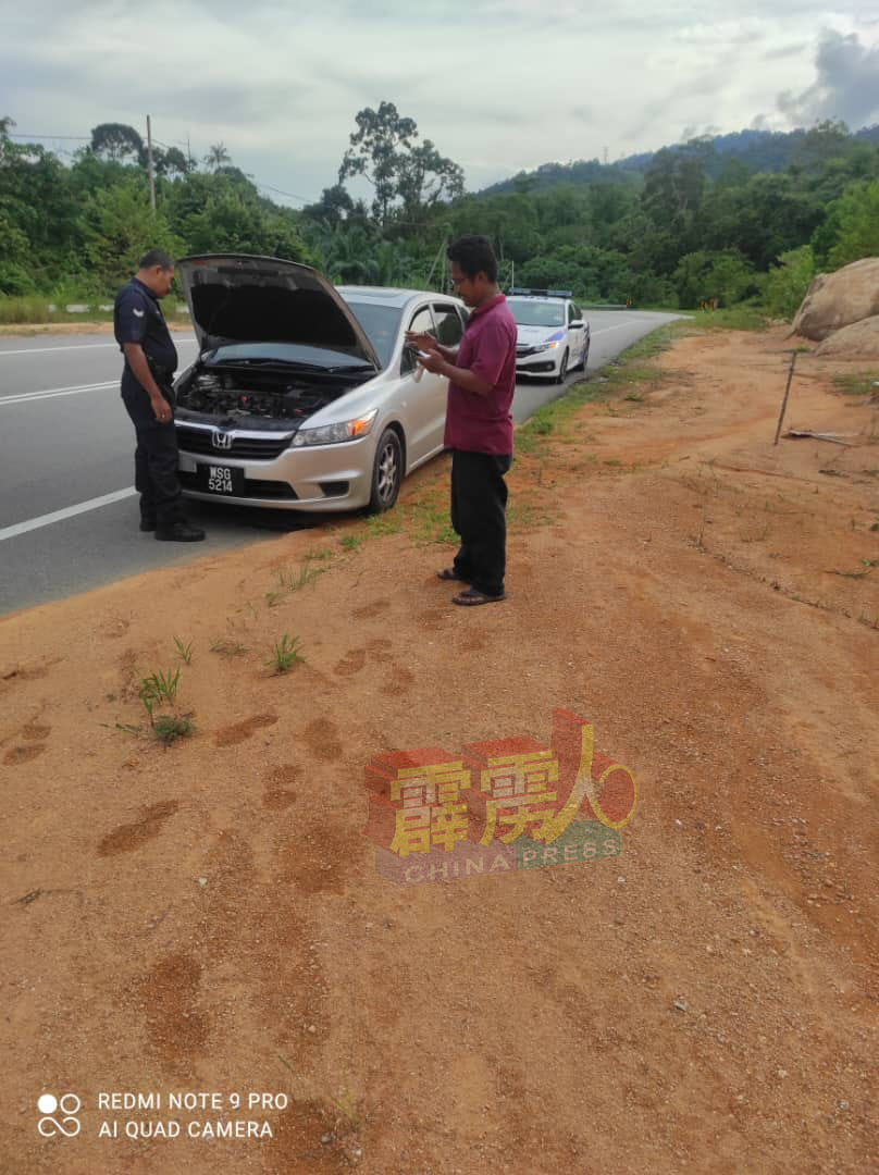 警察巡逻队伍于週一在江沙万浓路，协助轿车抛锚的车主。