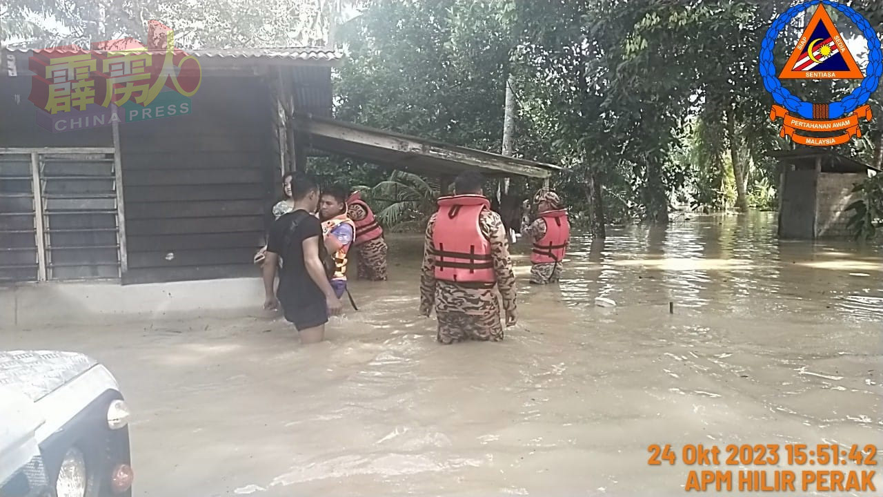 下霹雳水灾情况严重，週二（24日）不少住家变成泽国，民防部队及消拯员协助救出受困的灾黎。（下霹雳民防部队）
