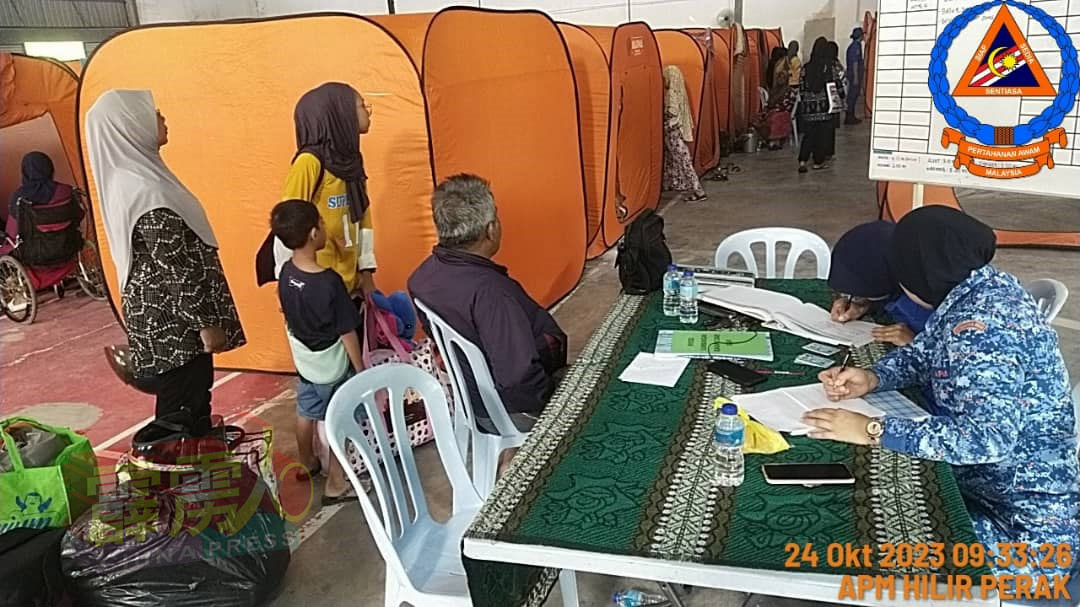 下霹雳多户家庭因水灾而被安排入住临时疏散中心。（下霹雳民防部队）