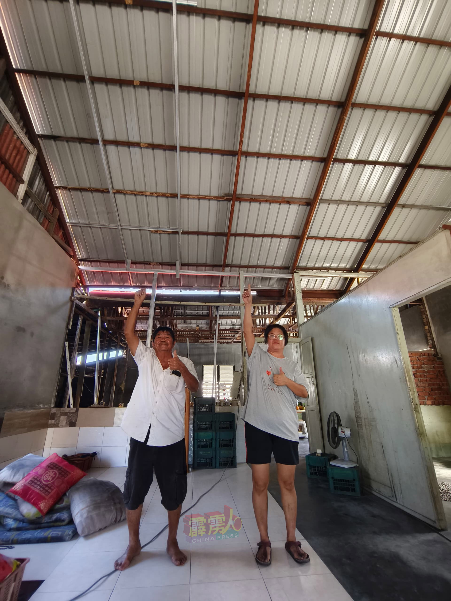 郑忠汉与郑嘉雯父女感谢新村发展官争取拨款，把他们位于林玛班映，遭白蚁侵蚀的屋顶修缮，不必再担心雨天漏水问题。
