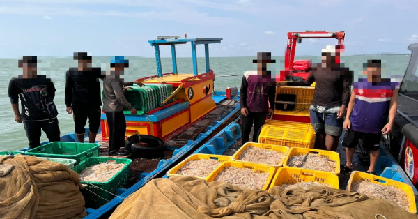 瓜拉古楼海事执法机构在古楼海域展开取缔行动，先后扣捕2艘渔船。