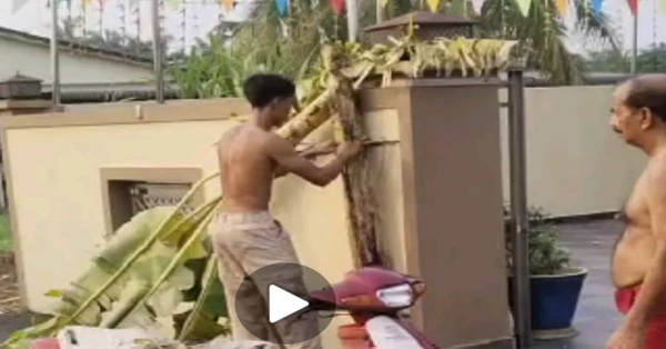 视频画面显示，失常男案发时强扯庙前绑在柱上的香蕉树杆。
