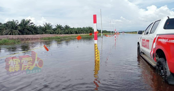 来往司南马与峇眼色海的路段因水位上升而暂时禁止轻型车辆使用。