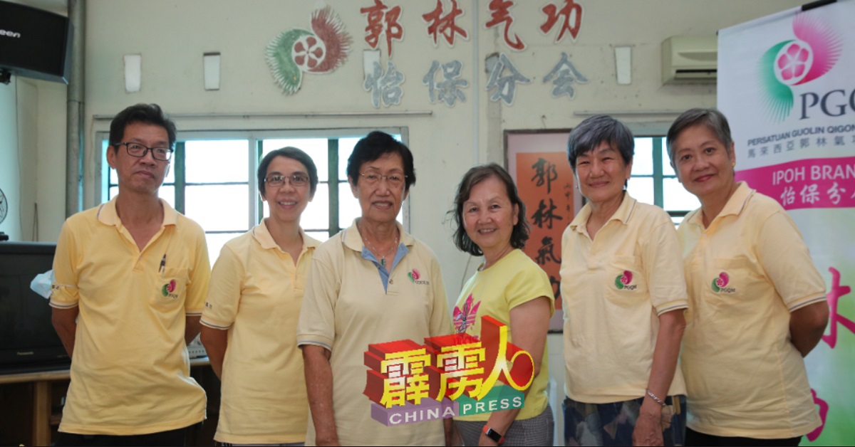 林碧云（左3）接受《中国报》专访，由许国庆（左起）、李佩琴、梁凤莲、刘玉珍及郭淑媛陪同。