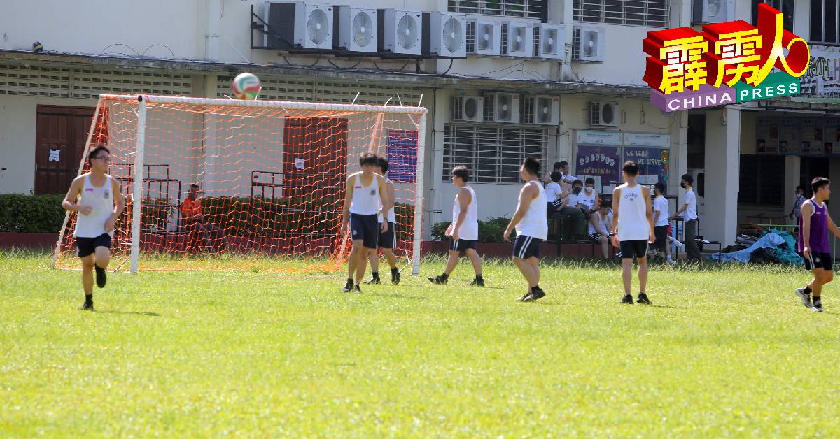 怡保空气指数处于中等水平，学校如常进行体育节或课外活动。