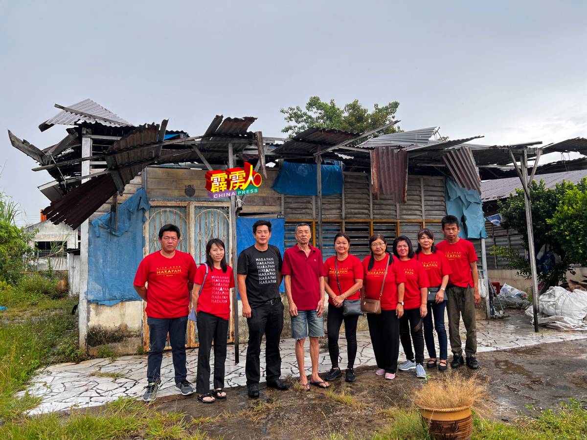 63岁的梁文森（右6）的祖屋已倒塌，叶俊杰（左3）已助其申请重建拨款。