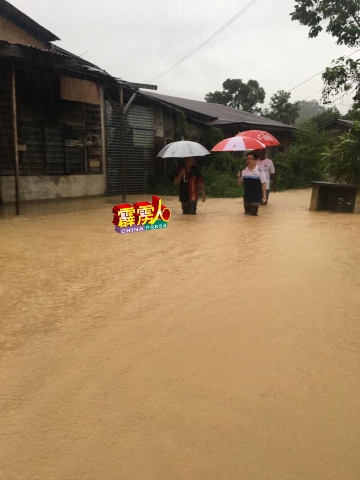 拿乞新村逢大雨必灾，水位更高至成人腰身。 （叶俊杰提供）