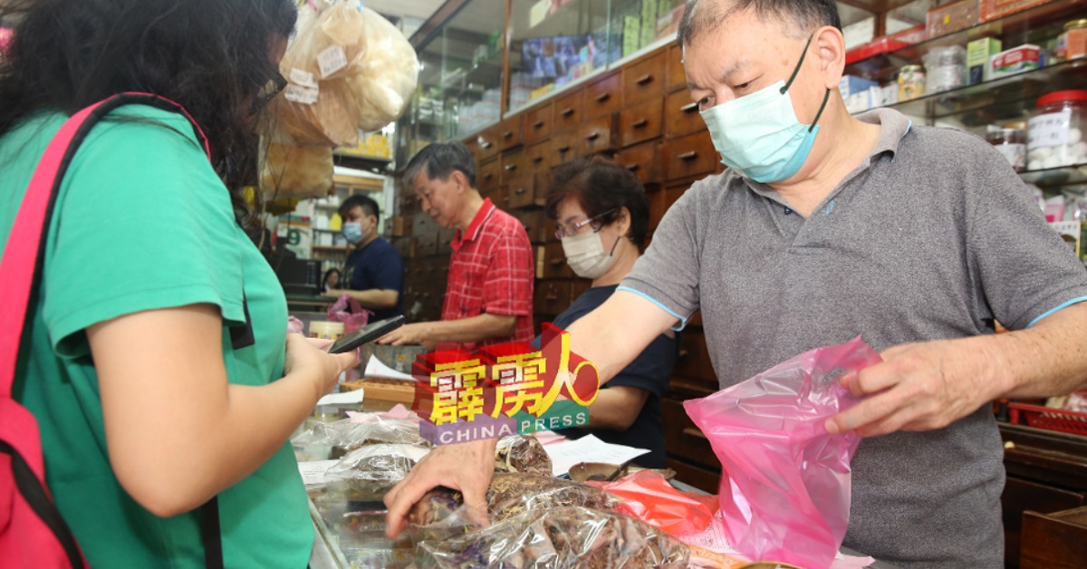 一些市民自行到药材店购买药材煲煮凉茶，令药材店的生意大好。