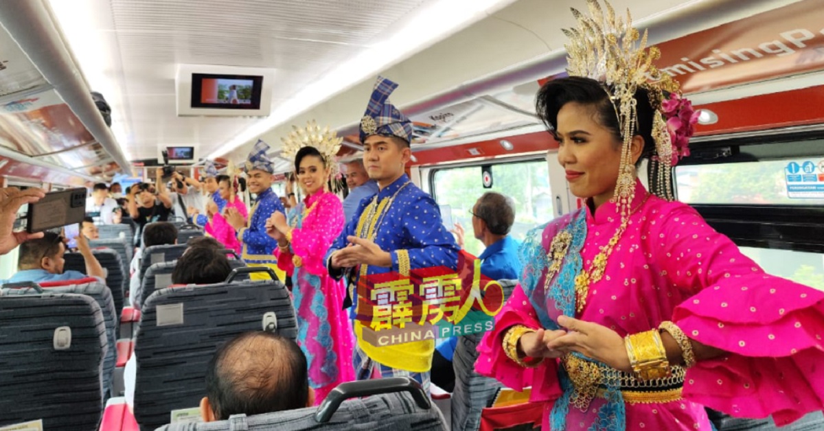 国家文化及艺术局表演者在火车上呈献传统马来舞蹈，庆祝霹州成为首个在电动火车上推广车内广告的州属。