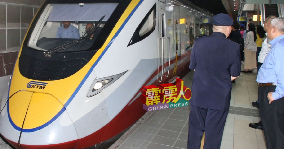 我国第一列配备霹州主题内包广告的双轨电动火车，于周二（10日）正式启动。