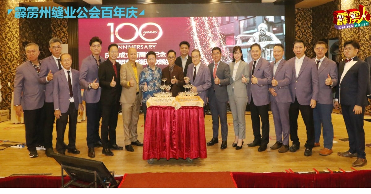 李志强（右10）联同理事及嘉宾共开香槟庆祝100周年纪念。