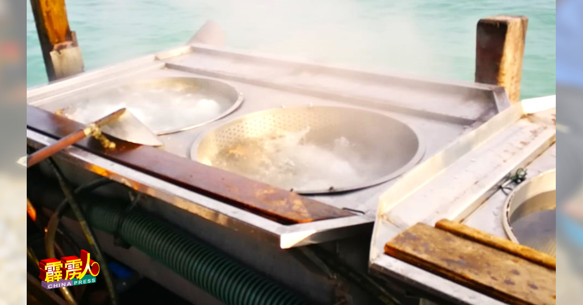 邦咯岛江鱼船上设有烹煮江鱼仔厨具，捕获后的江鱼仔船上现煮保鲜。