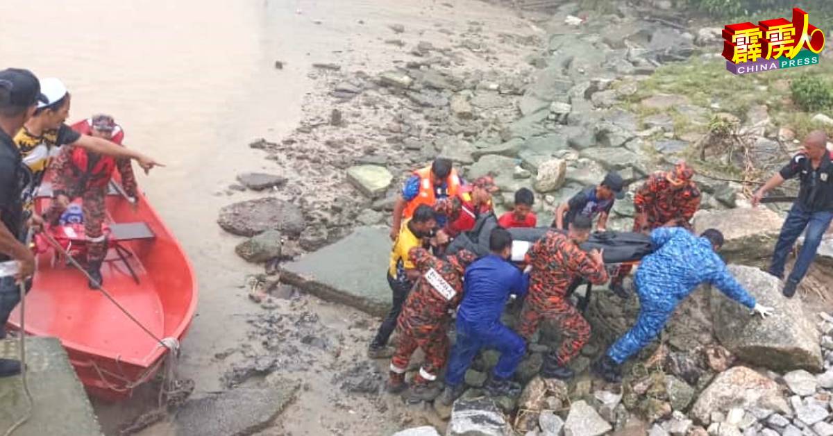 搜救队伍将莫哈末阿凡迪遗体移上岸，交由警方接手处理。