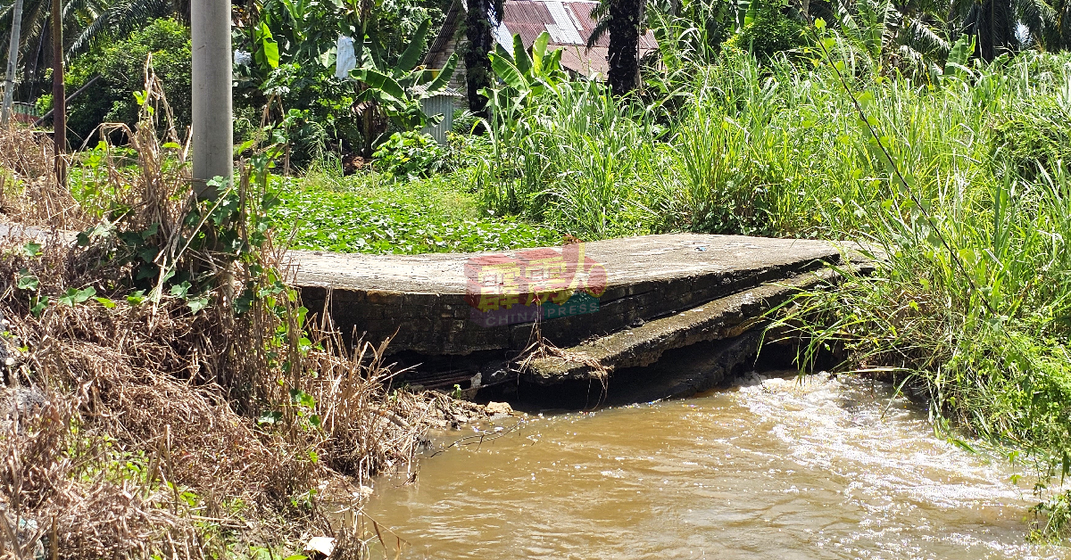 卫星园周遭某石桥塌陷，阻塞排水道。