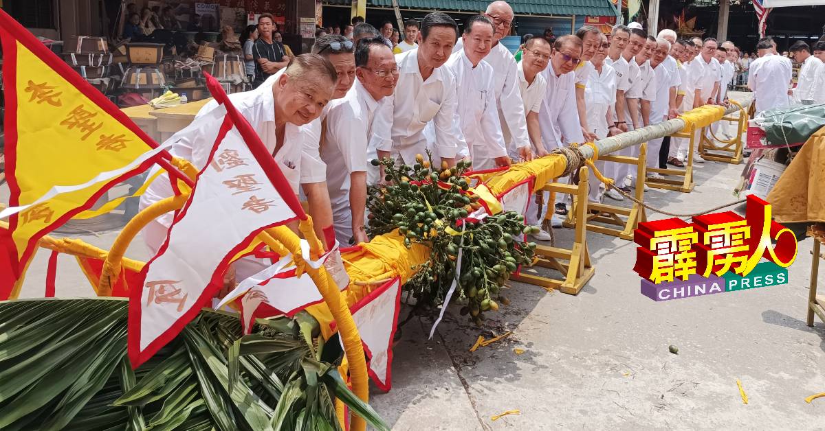 理事出席竖立槟榔树仪式，左起为朱允楠、黄隆光、辛纶皓、吴文恭、叶细叻、陈孟利。
