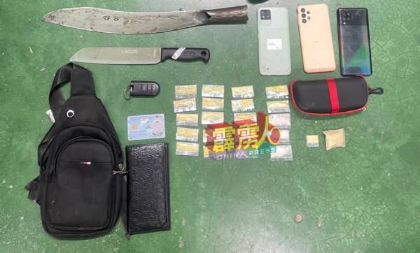 警方发现疑是装有海洛因的袋子，以及相信是用来抢劫的工具。（警方提供）
