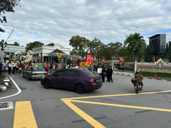 社会主义党领袖及约15名农民在霹雳州秘书署大门前拉起横幅，以致车辆无法入内。