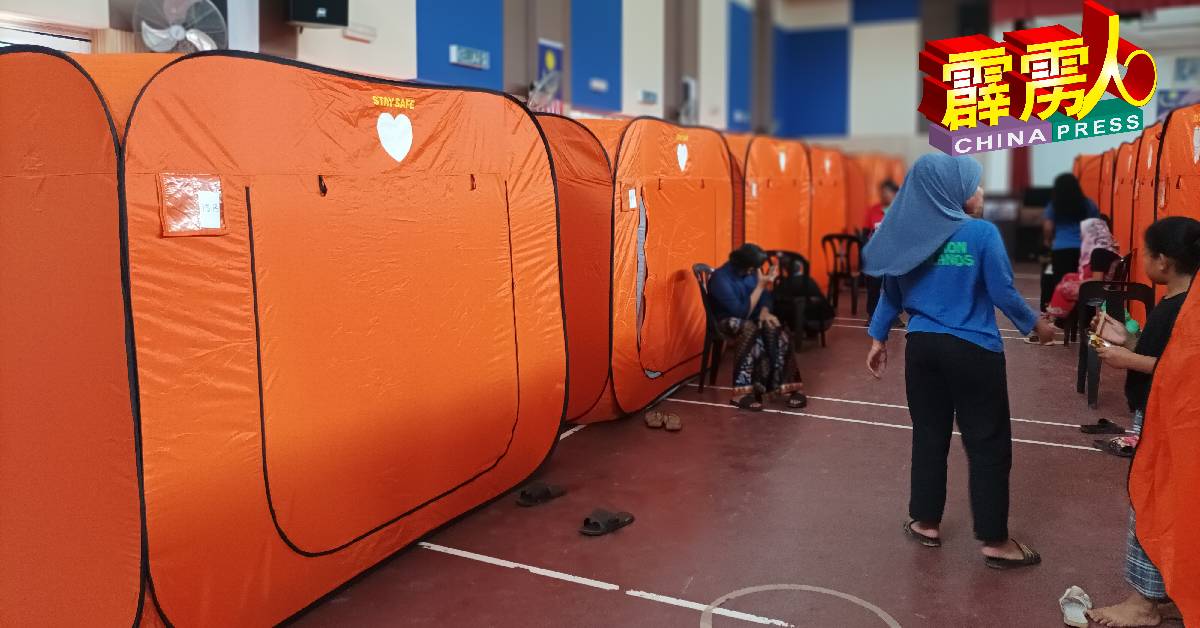 双溪镭儿民众会堂已搭起帐篷，做为受灾者暂时栖息的地方。