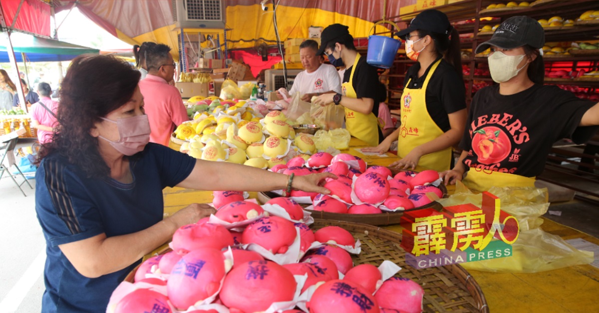 森峰红龟档的营业时间是24小时，顾客可以随时购买新鲜的龟包。