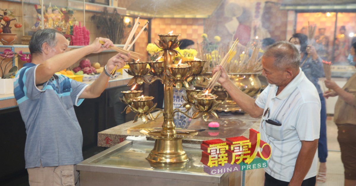 较多年长者坚持每年到斗母宫上香祈福，延续华族的中华传统文化。
