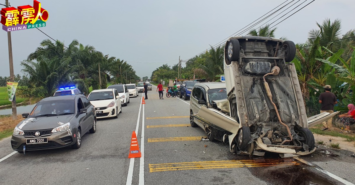 车祸后，其中1辆车被撞到几乎 90度“直立”，令人瞠目。