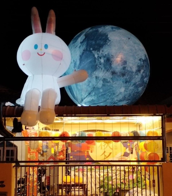 中秋节期间，他们在住家屋顶安置巨型玉兔与大月亮。