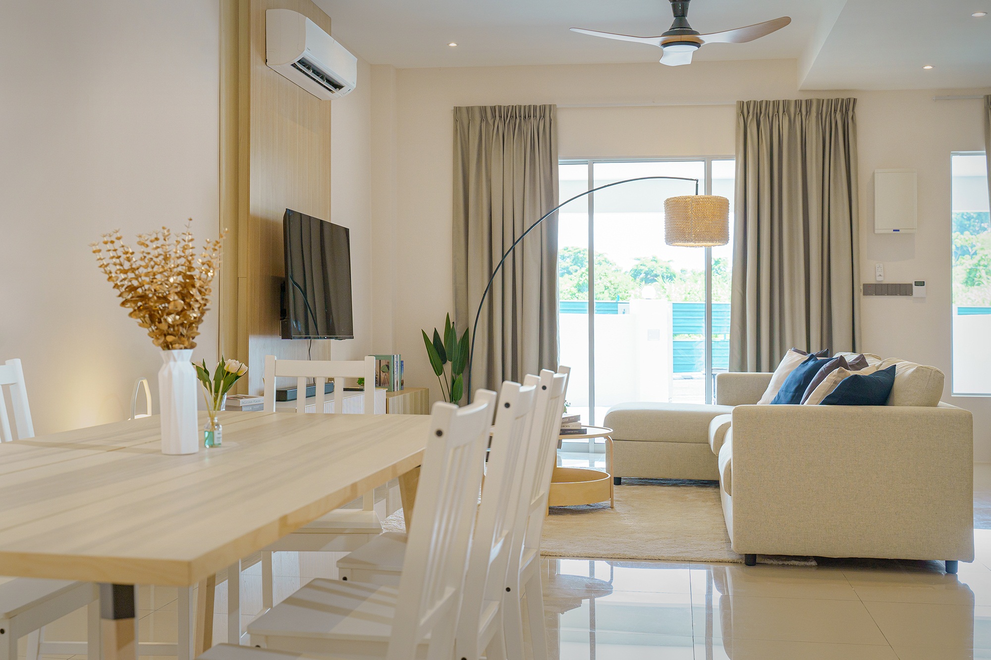 家具与装饰搭配让整个客厅充满温暖的氛围。