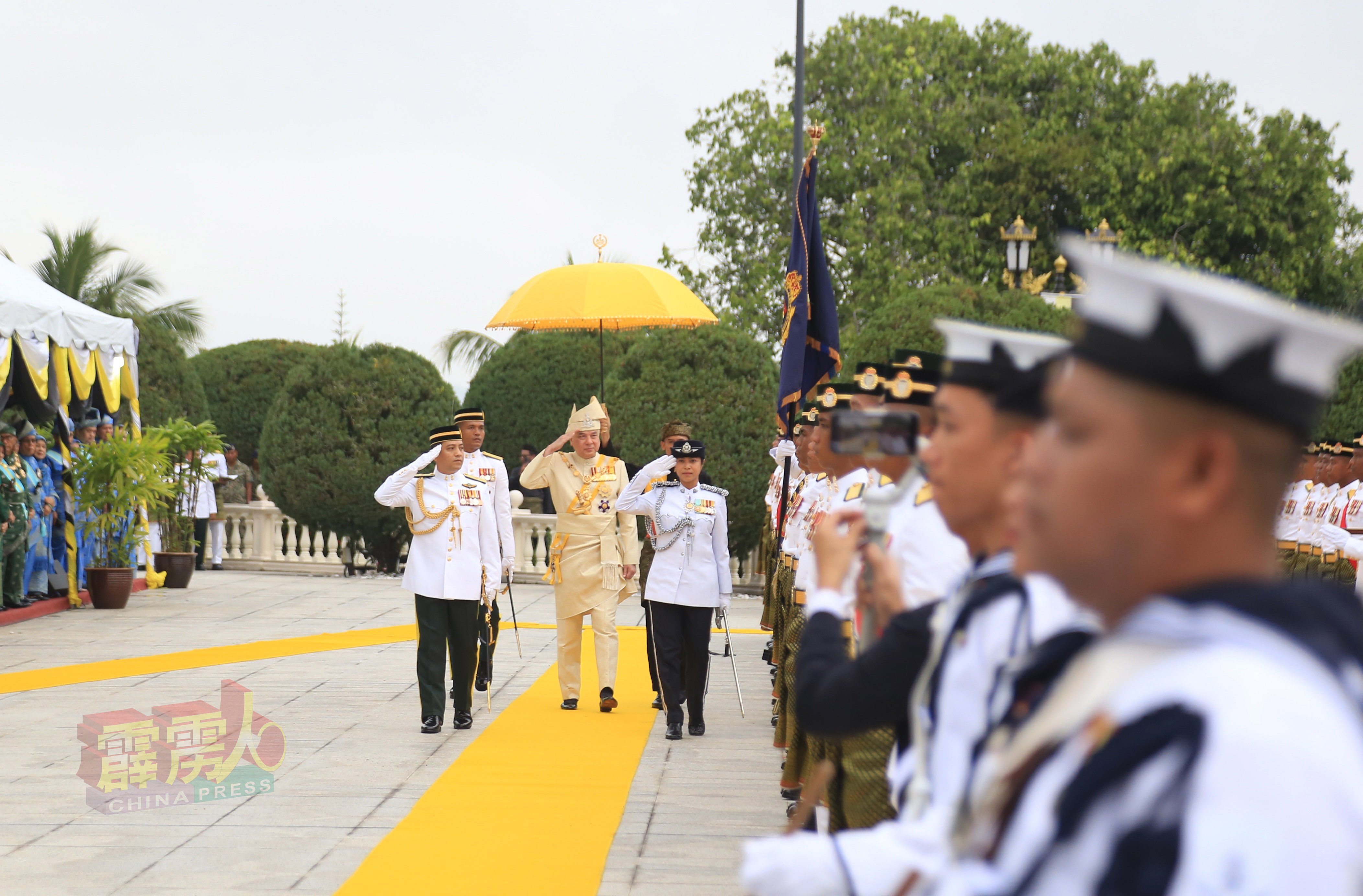 配合霹雳州苏丹纳兹林沙67岁华诞庆典，週日在江沙王宫举行祝嘏及册封仪式。图为殿下检阅仪仗部队。