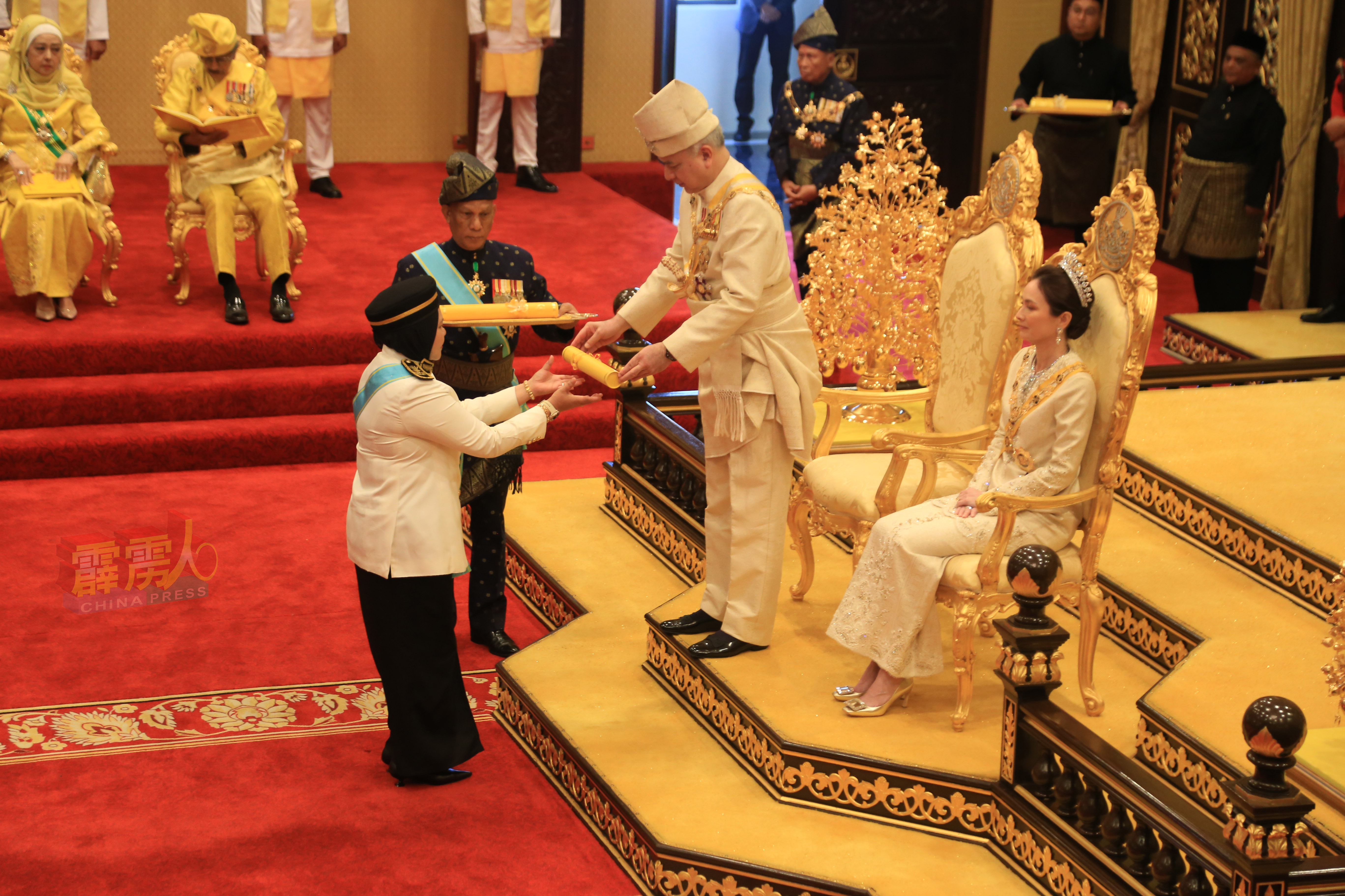 霹雳州行政议员莎比雅，受封DPMP拿督勋衔。
