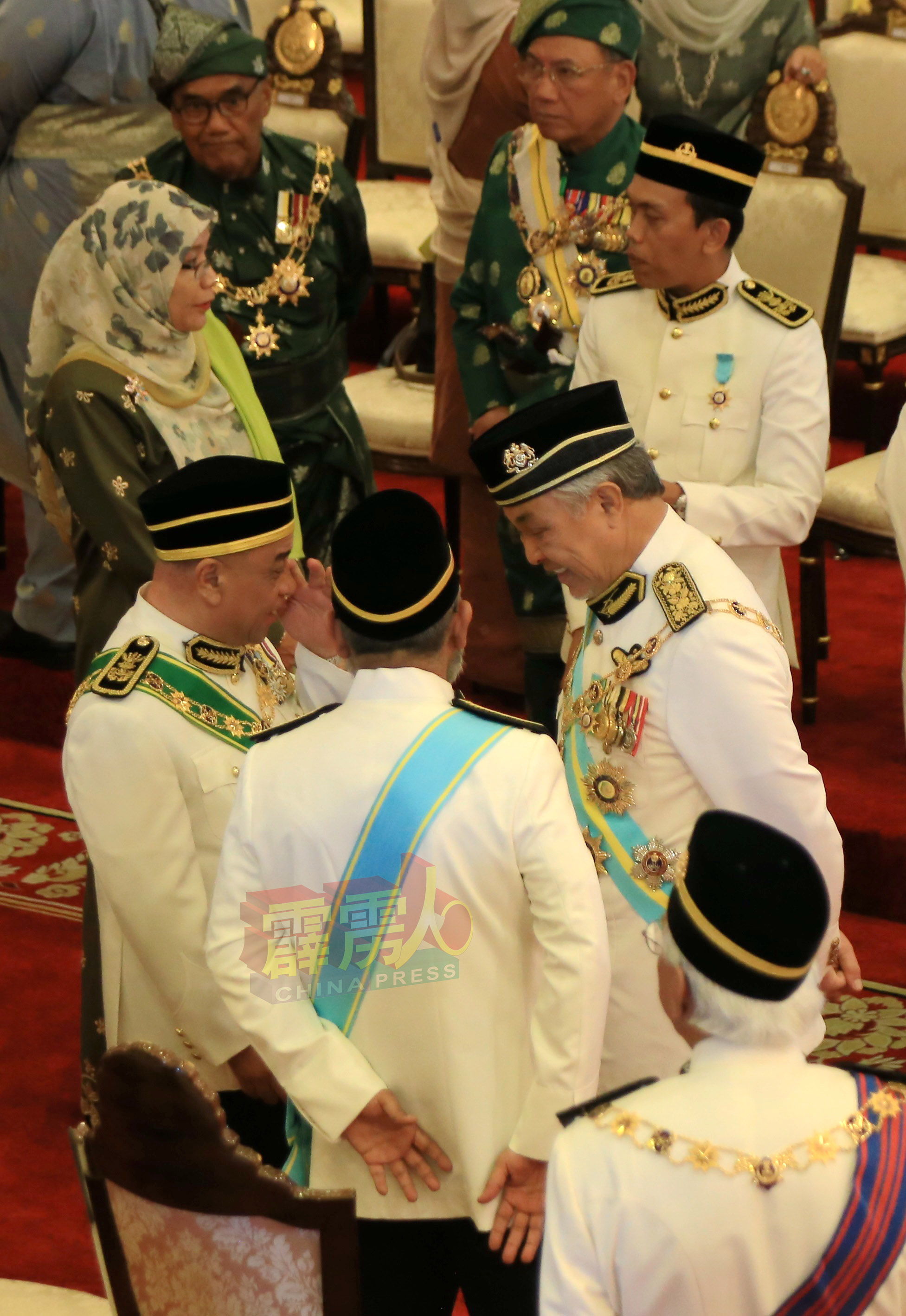 副首相阿末扎希与霹雳州务大臣沙拉尼，趁册封大典仪式还末开始前，进行交流。
