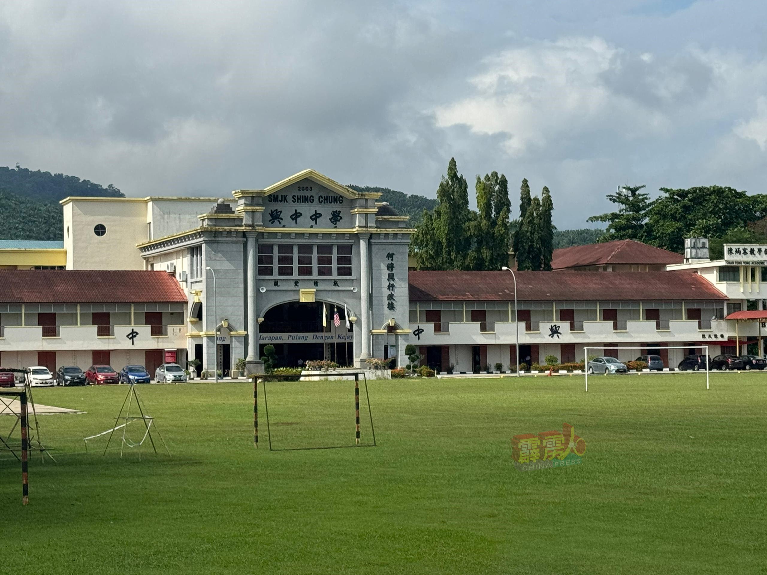 和丰兴中中学校园后的一块地转为学校保留地，相信不久后，家长就能在这块土地上接送孩子上学与放学，减少车辆停在前门的风险。