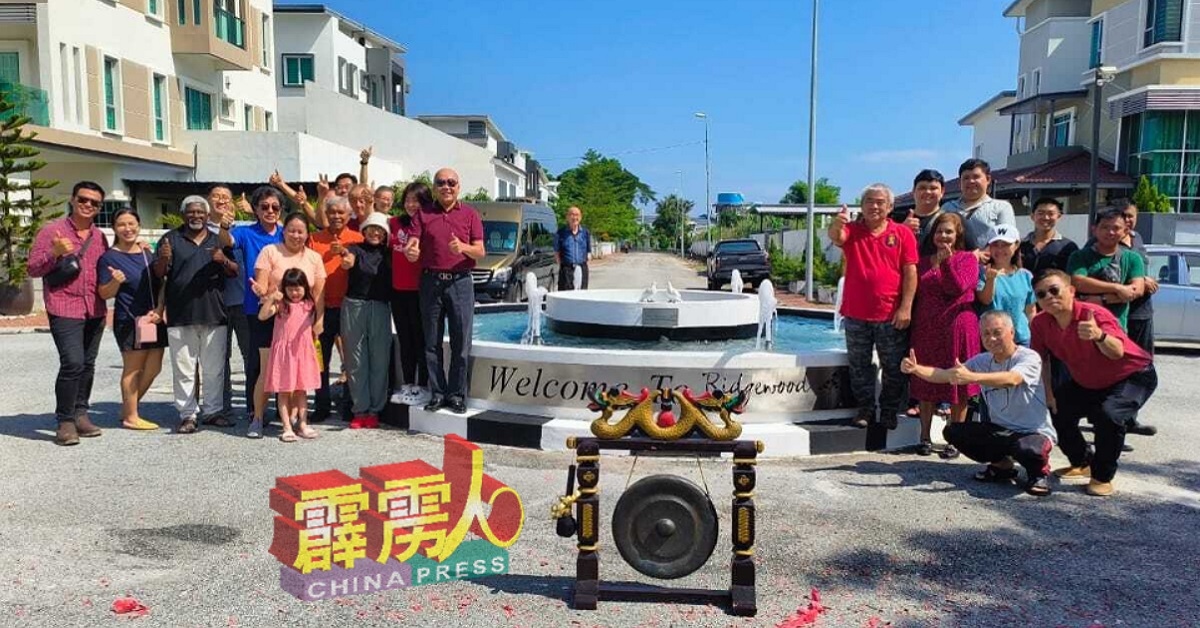 富贵集团首席业务发展总监拿督王兆明（前排左7），捐赠价值3万6000令吉的喷泉池给该住宅区的休闲公园。 （受访者提供）