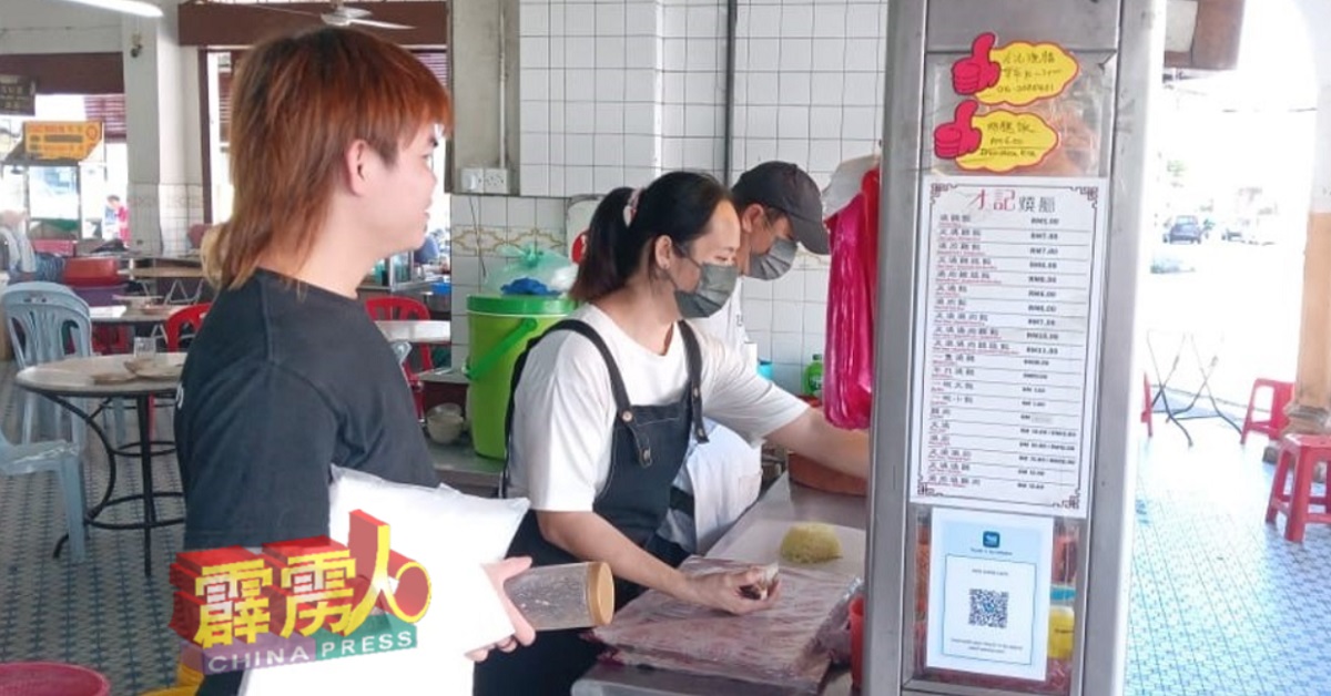 肉鸡价格自由浮动，而市面上的肉鸡价格保持平日水平，因此许多相关熟食业皆保持原价出售。