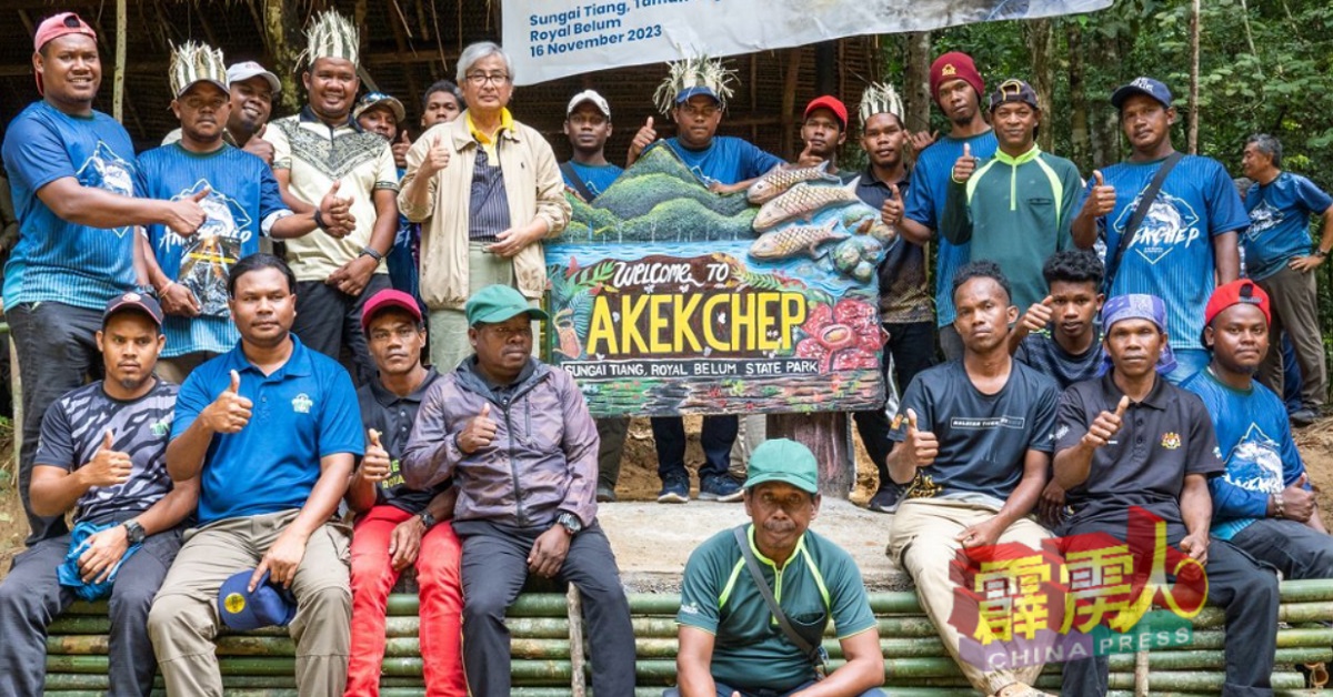 霹州三王拉惹依斯干达祖卡奈（站着左4）亲临原住民部落甘榜双溪迪昂主持开幕仪式。
