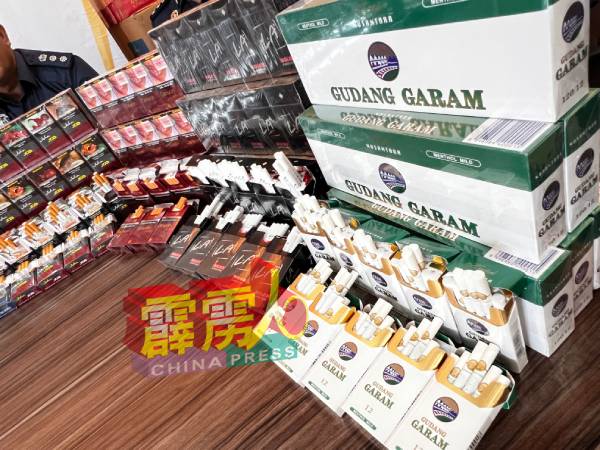 经过1周的明查暗访，霹州关税局起获本年度最大宗的白烟及各品牌的丁香烟走私案。