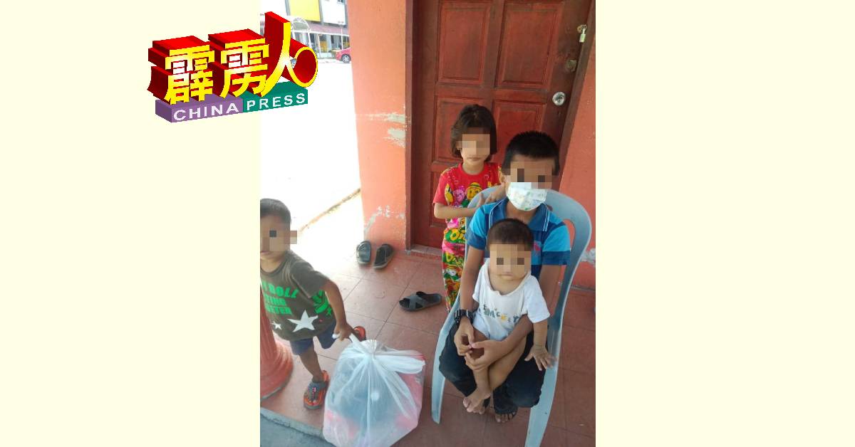 4名年幼兄弟姐妹，包括10个月大男婴，于日前被遗弃在中霹雳行政大厦。 （社交媒体）