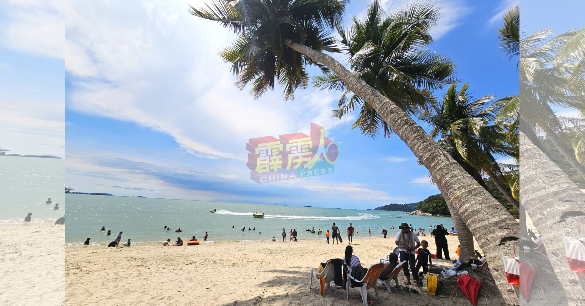 炎炎夏日，民众都前往直落峇迪海滩戏水消暑。
