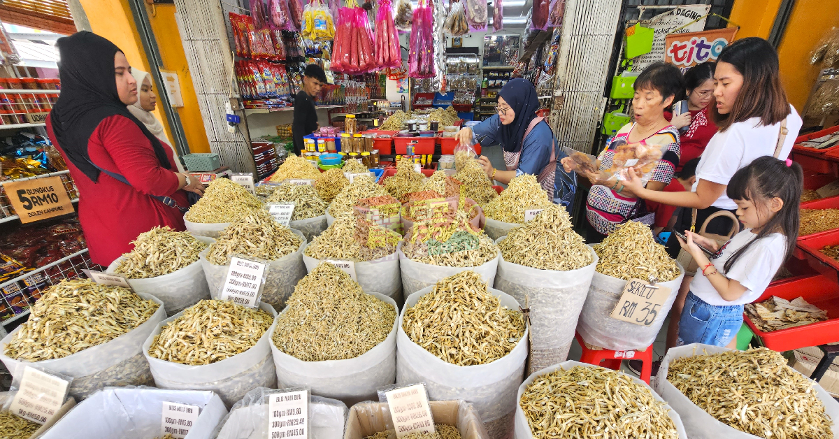 游客在红土坎海产店选购价廉物美的海产。