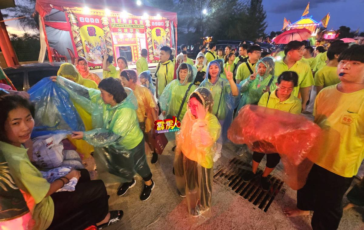 天有细雨，安娣有雨衣。