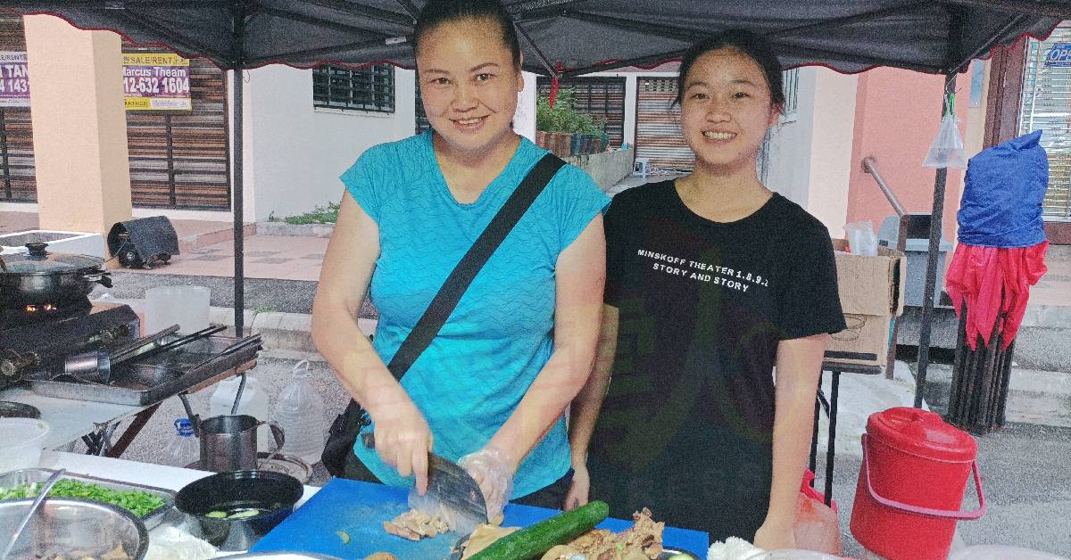 周芳（左起）与女儿在新夜市卖湖南风味美食。