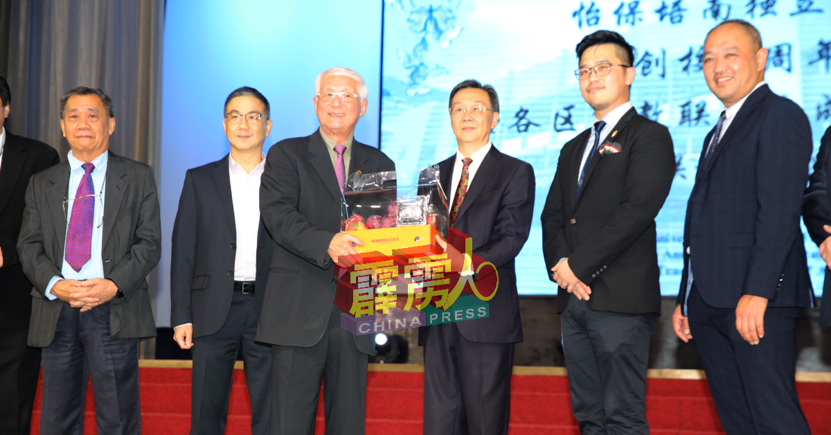 林国璋（左3起）赠送水果篮给周游斌。