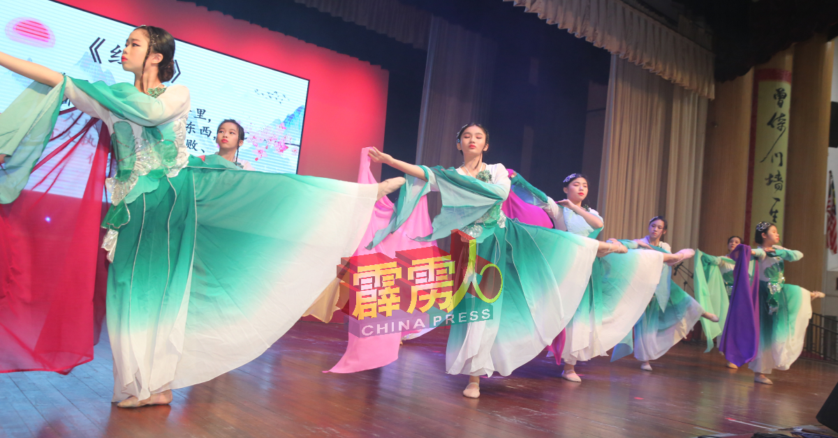 培南独中舞蹈团呈献主题为“红尘”的舞姿。